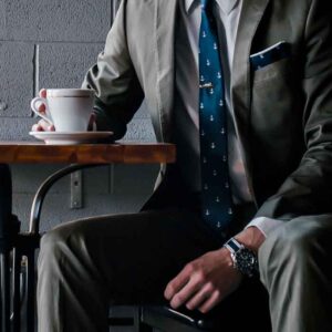 Hombre con traje tomando café Servocom